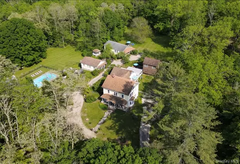 18 Stagecoach Ln, Amenia, NY 12501