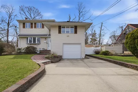 26 Bowden Dr, Huntington Station, NY 11746
