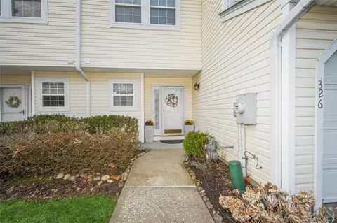 326 Erin Ln, Setauket, NY 11733