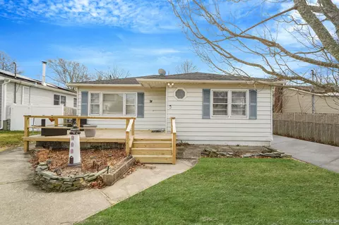 74 Argyle Dr, Shirley, NY 11967