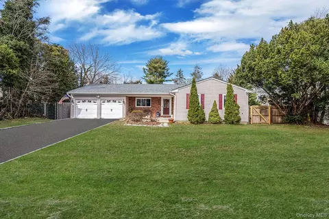 365 Clay Pitts Rd, East Northport, NY 11731