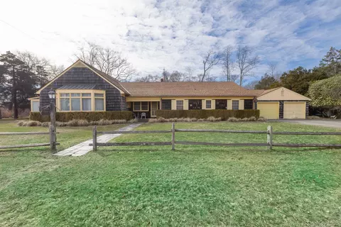 43 Halsey Rd, Riverhead, NY 11901