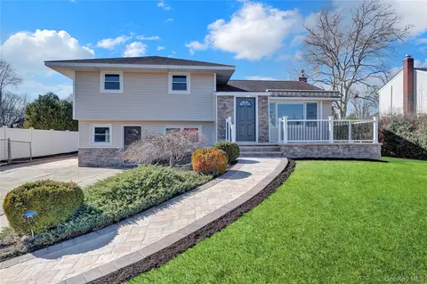 19 Gardenia Dr, Commack, NY 11725
