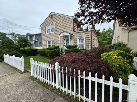 318 Felter Ave, Hewlett, NY 11557