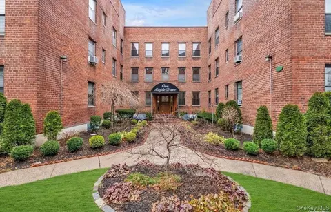 1 Maple Dr #3H, North Hempstead, NY 11021