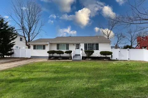 178 Timberline Dr, Brentwood, NY 11717