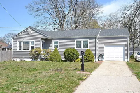 229 Ferndale Blvd, Islip, NY 11751