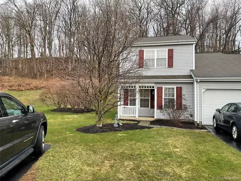 17 Tall Tree Ln, Poughkeepsie, NY 12601