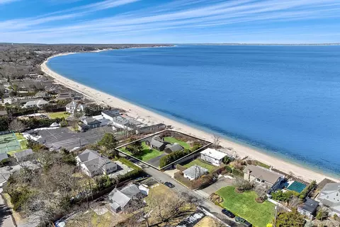 22 Peconic Cres, Hampton Bays, NY 11946