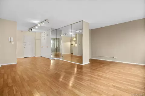 87-15 165th St #4B, New York, NY 11432