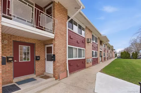 400 Fulton St #3B, Farmingdale, NY 11735