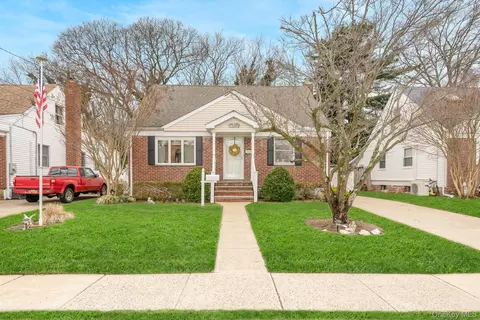 2420 Willow St, Wantagh, NY 11793