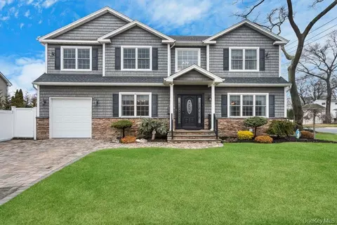 157 Walnut St, Massapequa Park, NY 11762