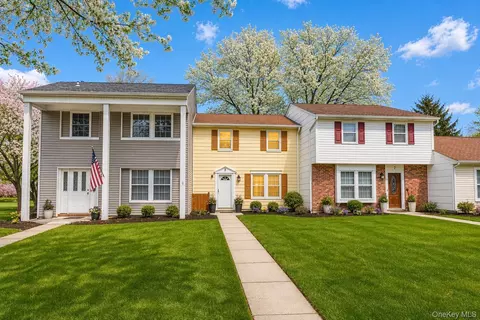 8 Sharpsburg Ct, Coram, NY 11727