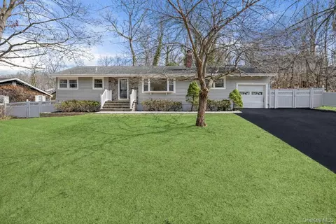 75 Hawthorne Rd, Kings Park, NY 11754