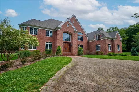 637 S Mountain Rd, Clarkstown, NY 10956