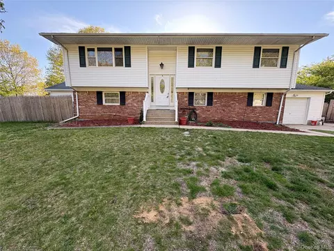 16 Linden St, Coram, NY 11727