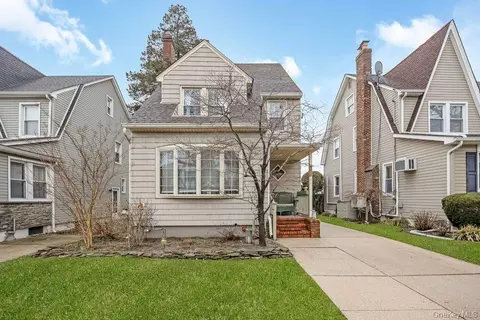 315 Marcellus Rd, North Hempstead, NY 11501