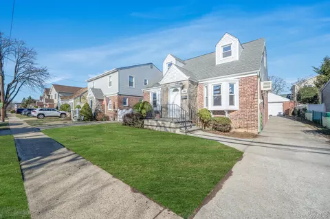 48 Winthrop St, North Hempstead, NY 11040