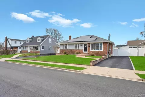 21 Lowell Dr, Farmingdale, NY 11735