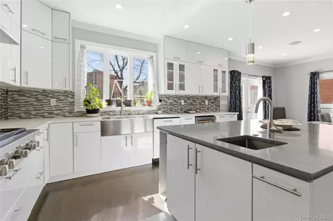 31-12 Buell St, New York, NY 11369