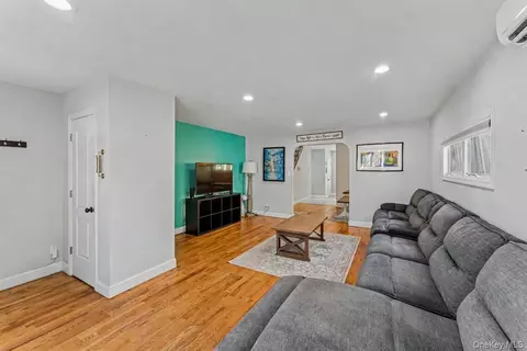 68 Putnam Ave, Valley Stream, NY 11580