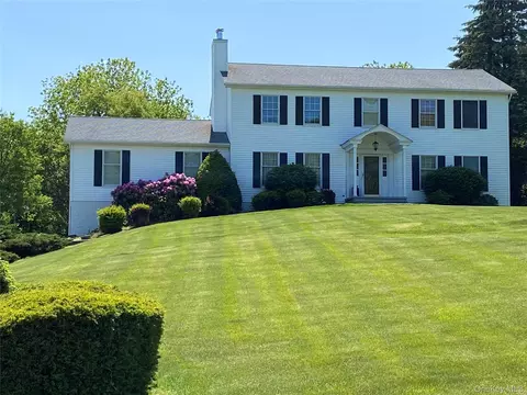 94 Stowe Dr, Beekman, NY 12570