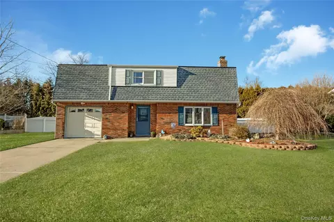 25 Windham Ln, Ronkonkoma, NY 11779