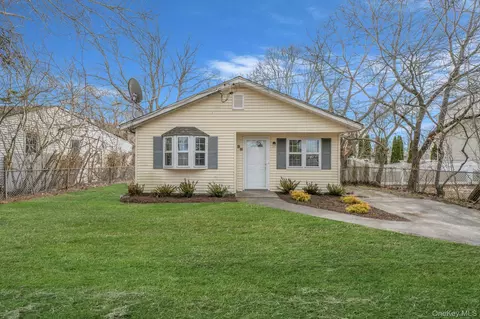 38 Manor Dr, Shirley, NY 11967