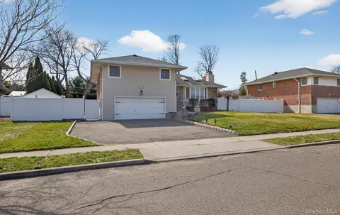 6 Wren Dr, Woodbury, NY 11797