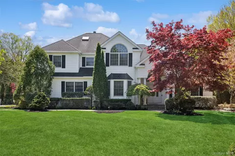 4 Astor Ct, Dix Hills, NY 11746
