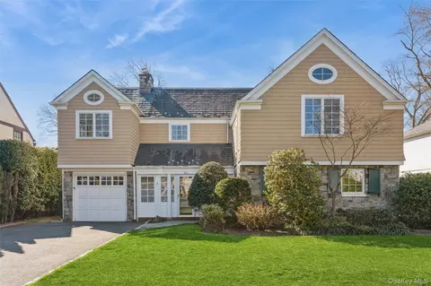 46 Wyatt Rd, Garden City, NY 11530