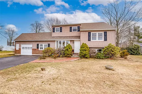 855 Pease Ln, West Islip, NY 11795