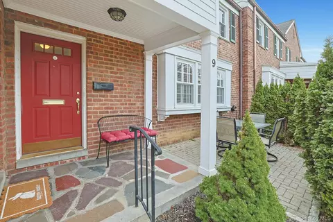 9 Robins Cres #9, New Rochelle, NY 10801