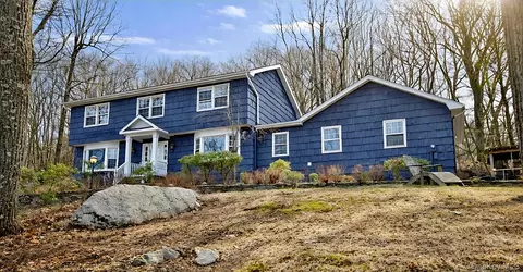 9 Crescent Ln, Putnam Valley, NY 10579
