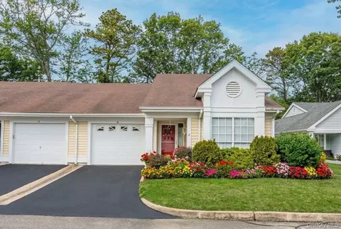 16 Huntington Ct, Ridge, NY 11961