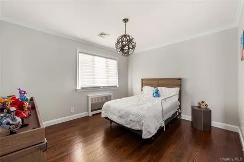 Bedroom - 15496 Riverside Dr, New York, NY 11357 photo 2 of 4