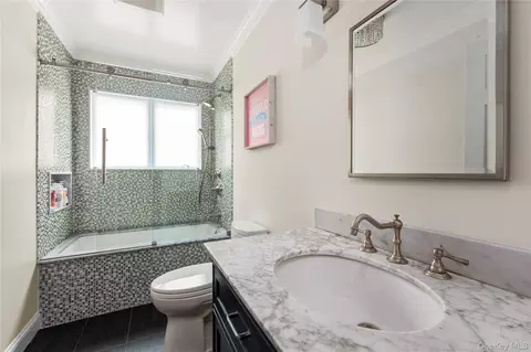 Bath - 15496 Riverside Dr, New York, NY 11357 photo 3 of 4