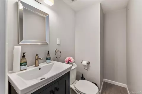Bath - 15496 Riverside Dr, New York, NY 11357 photo 4 of 4