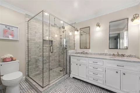 Bath - 15496 Riverside Dr, New York, NY 11357 photo 2 of 4