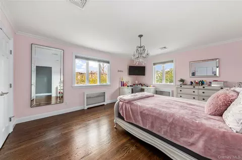 Bedroom - 15496 Riverside Dr, New York, NY 11357 photo 4 of 4