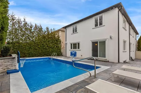 Exterior - 15496 Riverside Dr, New York, NY 11357 photo 2 of 3
