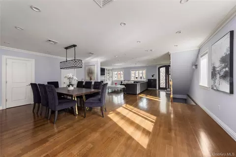 Dining - 15496 Riverside Dr, New York, NY 11357 photo 2 of 3