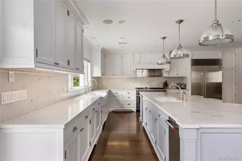 Kitchen - 15496 Riverside Dr, New York, NY 11357 photo 2 of 3