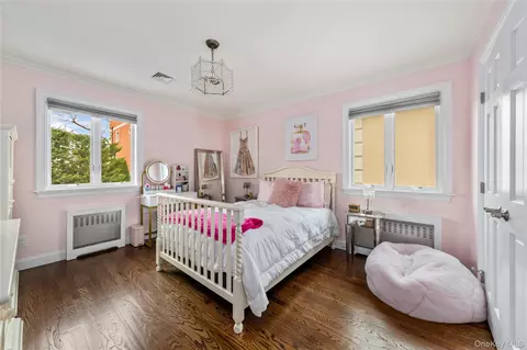 Bedroom - 15496 Riverside Dr, New York, NY 11357 photo 3 of 4