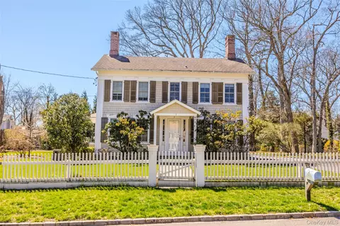8 Terrell Ln, Stony Brook, NY 11790