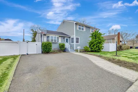 3654 Locust Ave, Seaford, NY 11783