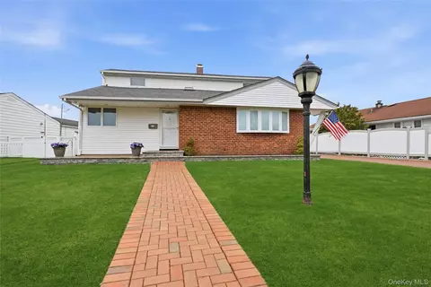 22 Randal Dr, Bethpage, NY 11714