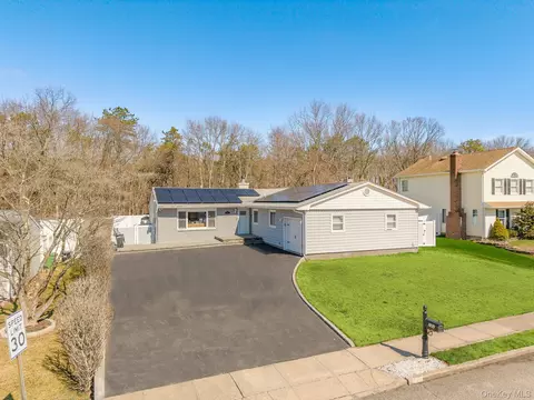 242 Singingwood Dr, Holbrook, NY 11741