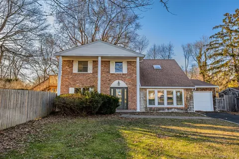 4 Vale Ct, Mount Sinai, NY 11766